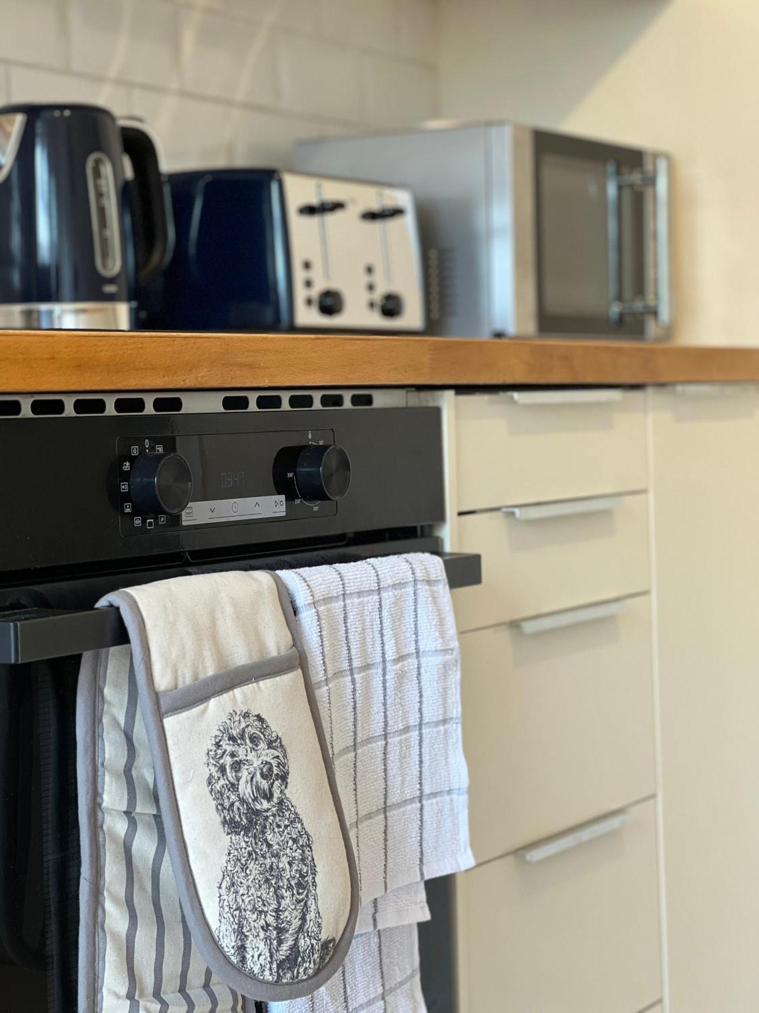 Charming Central Windsor 2 Bed Cottage Free Residents Parking And Private Garden Legoland Ascot Windsor Castle Thorpe Park Heathrow Airport מראה חיצוני תמונה