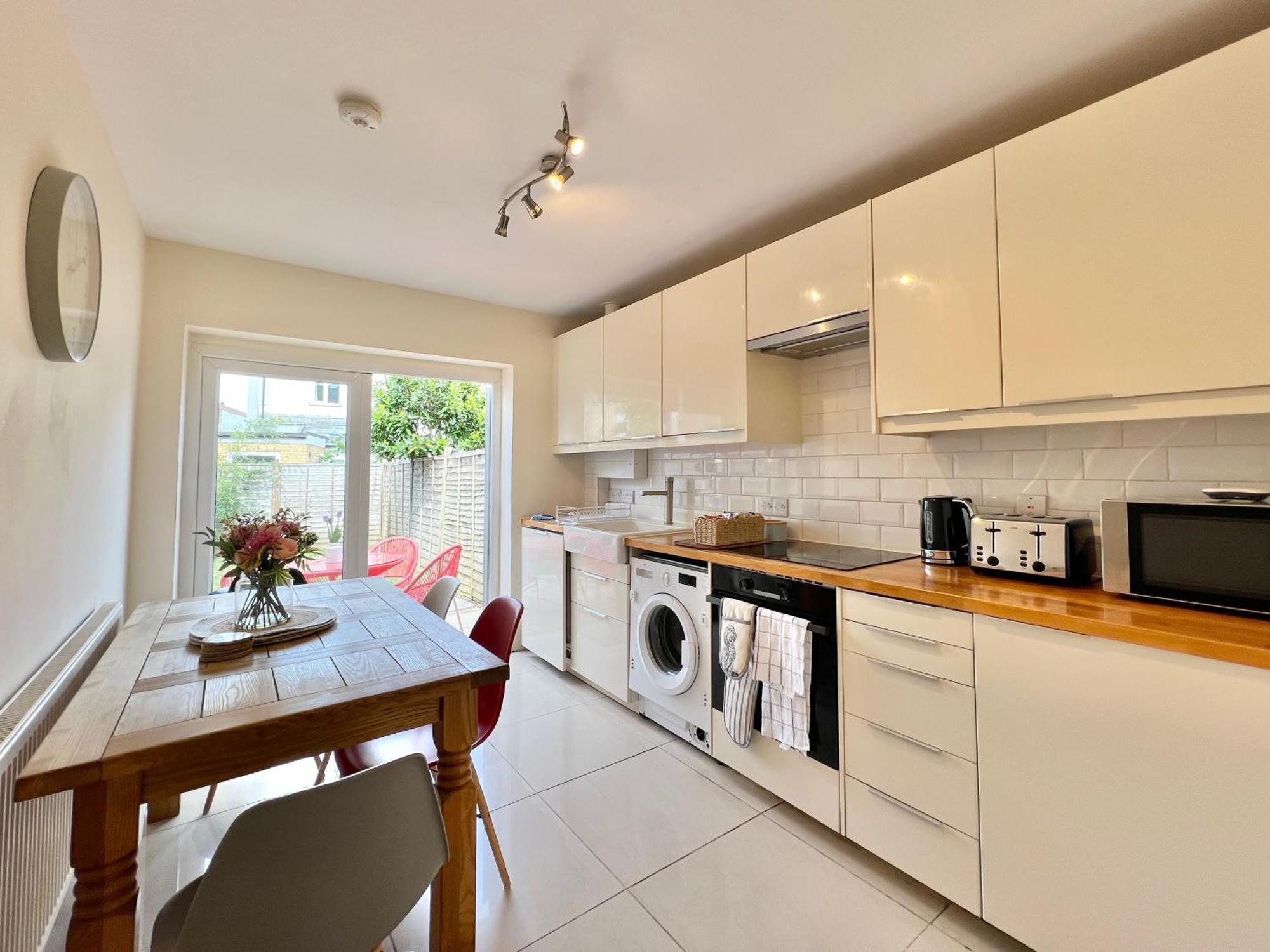 Charming Central Windsor 2 Bed Cottage Free Residents Parking And Private Garden Legoland Ascot Windsor Castle Thorpe Park Heathrow Airport מראה חיצוני תמונה