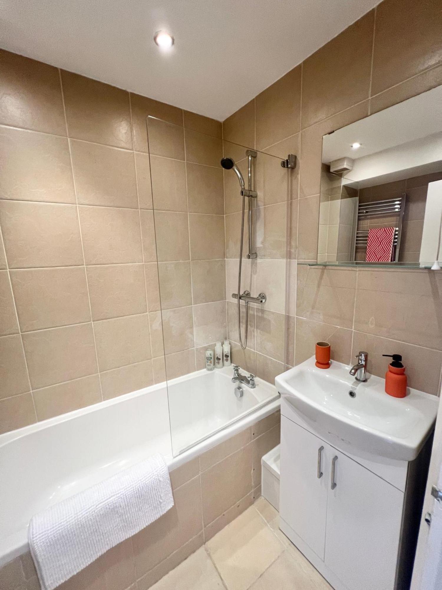 Charming Central Windsor 2 Bed Cottage Free Residents Parking And Private Garden Legoland Ascot Windsor Castle Thorpe Park Heathrow Airport מראה חיצוני תמונה