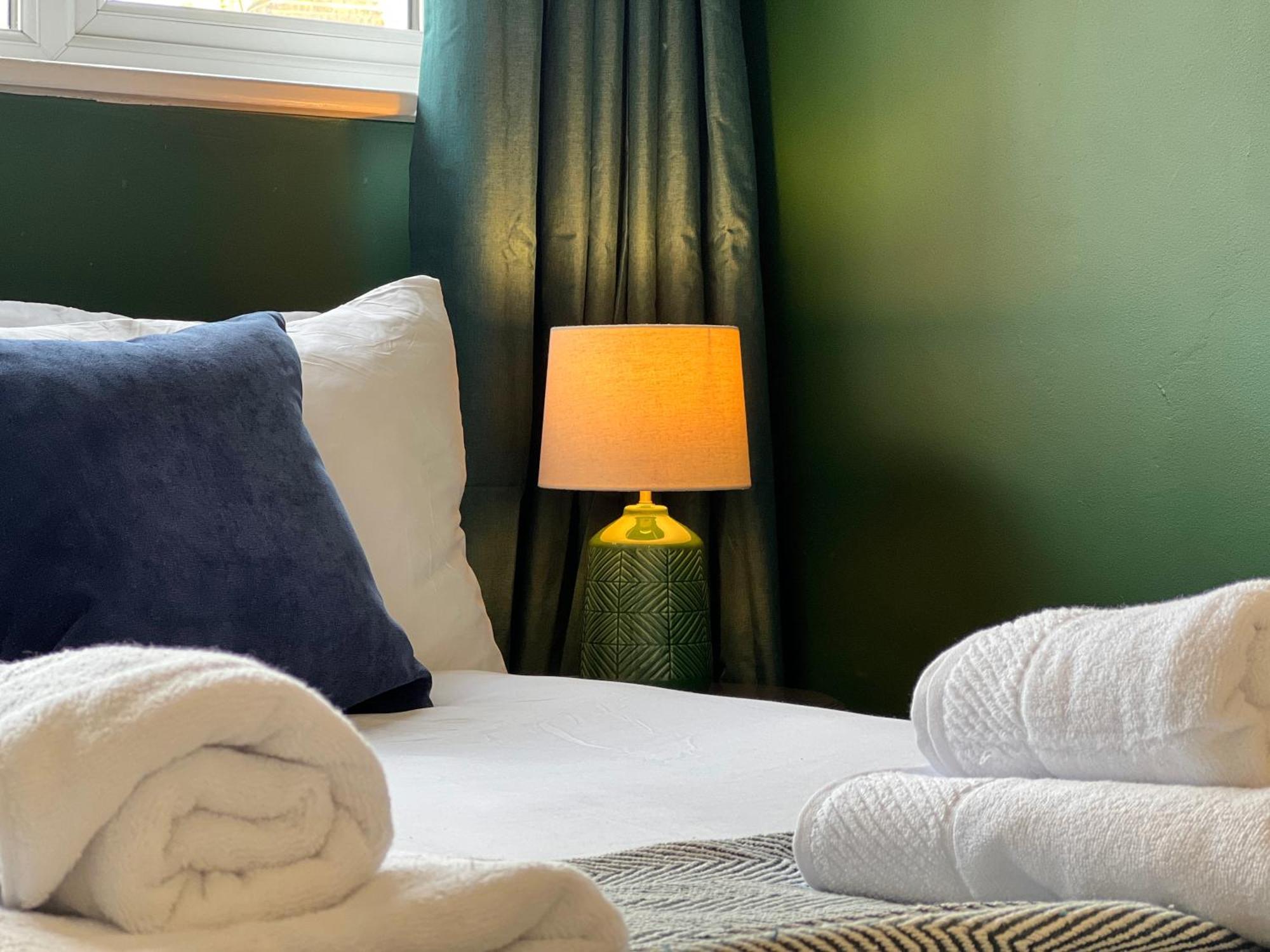 Charming Central Windsor 2 Bed Cottage Free Residents Parking And Private Garden Legoland Ascot Windsor Castle Thorpe Park Heathrow Airport מראה חיצוני תמונה